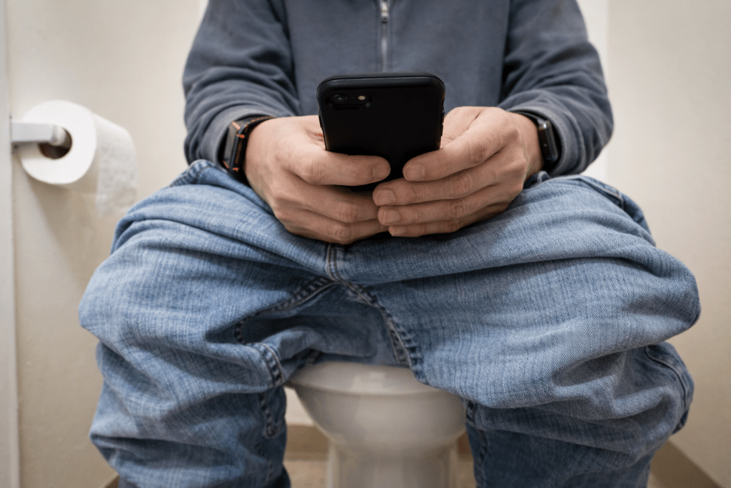 화장실 스마트폰 사용